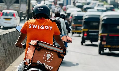 ரூ.25 லட்சம் சம்பளம் வரும் வேலையை உதறிவிட்டு உணவு டெலிவரி ஊழியர் ஆன பெங்களூரு இளைஞர் - ஏன் தெரியுமா?