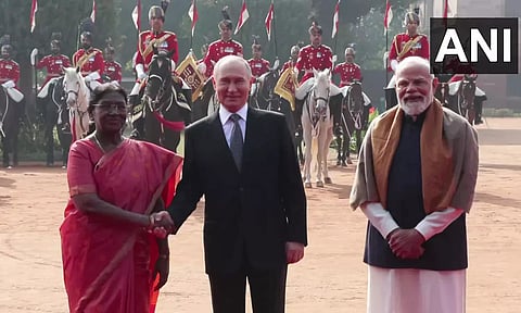 ரஷிய அதிபர் புதினுக்கு சிவப்பு கம்பள வரவேற்பு