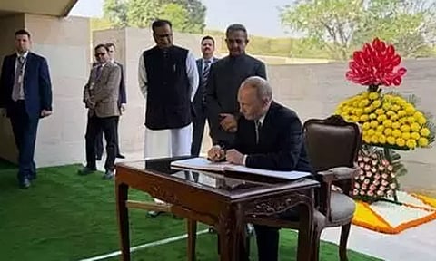 காந்தி நினைவிடத்தின் பார்வையாளர் பதிவேட்டில் அதிபர் புதின் எழுதியது இதுதான்