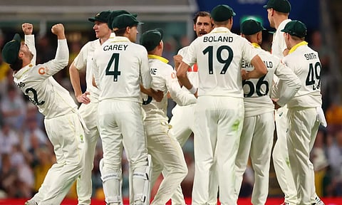 பிரிஸ்பேனில் மிரட்டல் பந்துவீச்சு: வெற்றியின் விளிம்பில் ஆஸ்திரேலியா