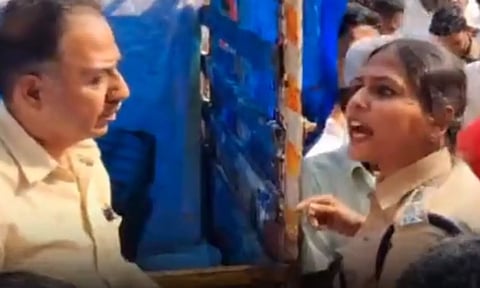 உங்களால் பலர் இறந்திருக்கிறார்கள்- பாஸ் இல்லாதவர்களை அனுப்பிய புஸ்ஸி ஆனந்தை எச்சரித்த பெண் போலீஸ்