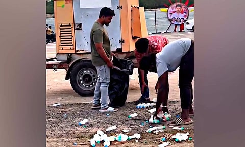 விஜய் பேசி முடித்து சென்றவுடன் பொதுக்கூட்ட திடலில் தூய்மை பணியில் ஈடுபட்ட த.வெ.க.வினர்