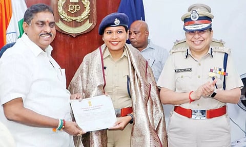 த.வெ.க. நிர்வாகிகளை அலறவிட்ட பெண் போலீஸ் அதிகாரி... பாராட்டி தள்ளிய பா.ஜ.க. அமைச்சர்