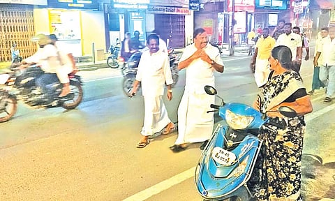 பிரசாரத்துக்கு முன்னோட்டம்... இரவில்  2 கி.மீ. தூரம் நகர்வலம் வந்த அமைச்சர் கே.என்.நேரு