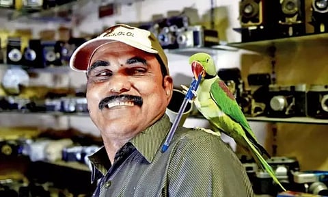 சென்னையின் பறவை மனிதர்.. தினமும் ஆயிரக்கணக்கான கிளிகளுக்கு உணவளித்து வந்த ஜோசப் சேகர் மறைவு