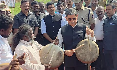 பறை இசைத்து அசத்திய ஆளுநர் ஆர்.என்.ரவி