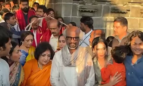 திருப்பதி கோவிலில் நடிகர் ரஜினிகாந்த் சாமி தரிசனம்