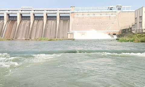 வைகை அணையில் இருந்து இன்று காலை முதல் கூடுதல் தண்ணீர் சிறிய மதகுகள் வழியாக வெளியேற்றப்படும் காட்சி.