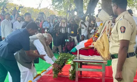முன்னாள் மத்திய உள்துறை அமைச்சர் சிவராஜ் பாட்டீல் உடல் நல்லடக்கம் - கார்கே நேரில் அஞ்சலி