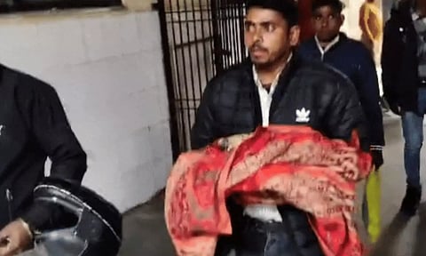 மருத்துவமனைக்கு செல்லும் வழியில் ஆம்புலன்ஸில் உள்ள சிலிண்டரில் ஆக்சிஜன் தீர்ந்ததால் பச்சிளம் குழந்தை பலி