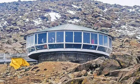 14 ஆயிரம் அடி உயர பனிமலையில் மேக கூட்டங்களுக்கு நடுவே சுழலும் ஓட்டல்