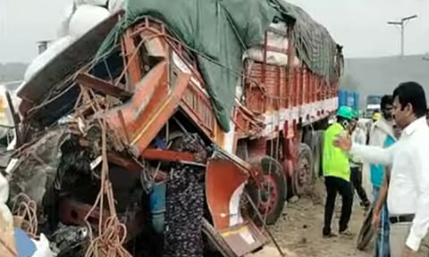 தர்மபுரி அருகே லாரி மோதி விபத்து - 4 பேர் பலி