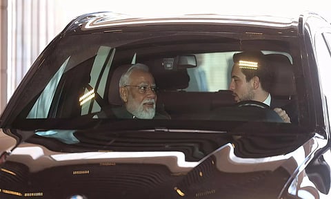 பிரதமர் மோடிக்கு கார் ஓட்டிய ஜோர்டான் மன்னர்