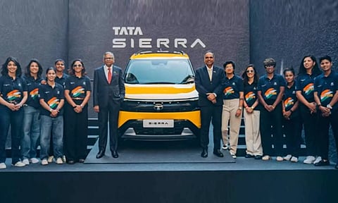 இந்திய மகளிர் அணிக்கு காரை பரிசாக வழங்கிய டாட்டா மோட்டார்ஸ் நிறுவனம்