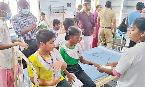 மயிலாடுதுறையில் பள்ளி வேன் மீது தனியார் வேன் மோதி விபத்து - 27 மாணவர்கள் காயம்