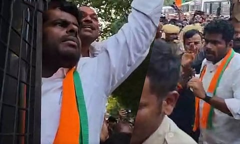 தடையை மீறி போராட்டம்... அண்ணாமலை கைது