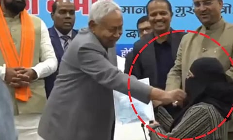 ஹிஜாபை இழுத்துப் பார்த்த நிதிஷ் குமார்.. அரசு வேலையை உதறிய பெண் மருத்துவர்