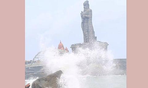 கன்னியாகுமரியில் சூறாவளி காற்றுடன் பயங்கர கடல் சீற்றம்