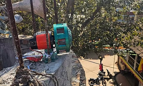 பஞ்சாயத்து அலுவலகம் முன்பு அமைக்கப்பட்டு உள்ள சைரன்.