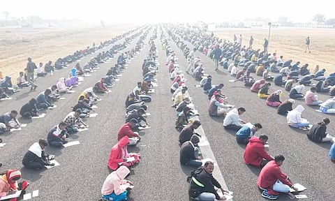 VIDEO: தினசரி ரூ.612 ஊதியம் - 187 பணியிடங்களுக்காக விமான ஓடுதளத்தில் தேர்வெழுதிய 8,000 பேர்