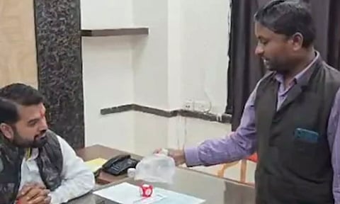 கடித்த கொசுவை பிடித்து மாநகராட்சி அலுவலகத்திற்கு எடுத்து வந்த வாலிபர்! - பின்னணி என்ன?