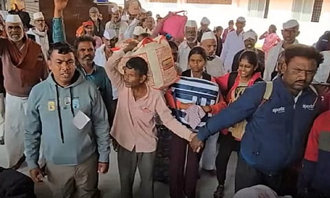 டிக்கெட் இல்லாமல் ரெயிலில் ராமேஸ்வரத்துக்கு வந்த உ.பி. பக்தர்கள்... அபராதம் செலுத்தாமல் தப்பியோட்டம்