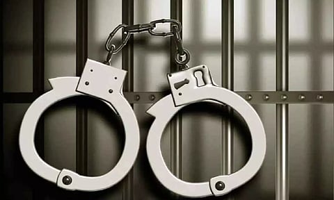 சிறுமியை ஆபாசமாக பேசி கேலி செய்த 4 சிறுவர்கள்.. ஒழுக்கம் கற்பிக்காத தாய்மார்களை கைது செய்த போலீஸ்!