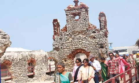 புயலால் சேதமடைந்த கிறிஸ்தவ ஆலயத்தை பார்வையிட்ட சுற்றுலா பயணிகள்