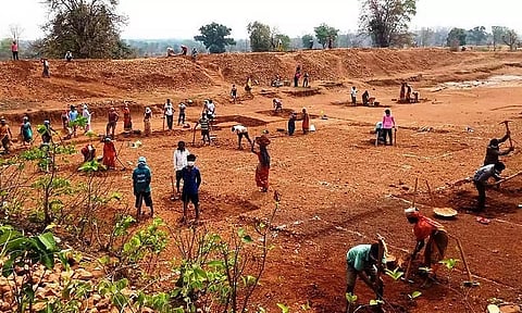 மகாத்மா காந்தி ஊரக வேலைவாய்ப்பு திட்டத்தில் தமிழ்நாட்டுக்கு ரூ.927 கோடி மட்டுமே தர வேண்டும்- மத்திய அரசு