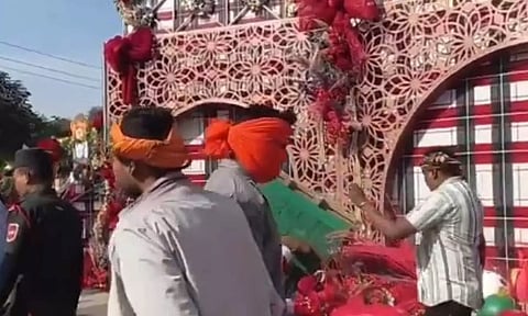 VIDEO: மாலுக்குள் புகுந்து கிறிஸ்துமஸ் அலங்காரங்களை சேதப்படுத்தி அராஜகத்தில் ஈடுபட்ட கும்பல்