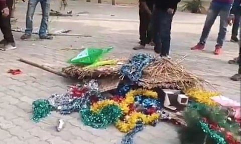 மாலுக்குள் புகுந்து கிறிஸ்துமஸ் அலங்காரங்களை சேதப்படுத்திய விவகாரம்: 4 பேர் கைது