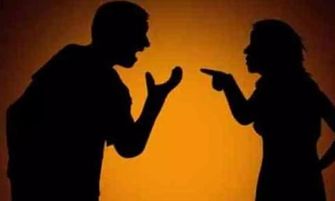 வேறு பெண்ணுடன் உல்லாசமாக இருந்த கணவன்...  மனைவி செய்த அதிரடி சம்பவம்