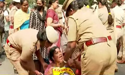 போராட்டத்தில் ஈடுபட்ட இடைநிலை ஆசிரியர்கள் வலுக்கட்டாயமாக கைது- DPI வளாகத்தில் பரபரப்பு