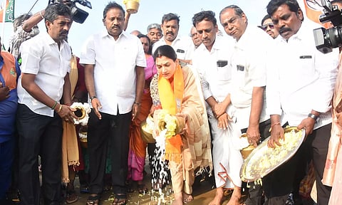 விஜய்யும், சீமானும் ஆர்.எஸ்.எஸ். பிள்ளை என்றால் திருமாவளவன் காங்கிரஸ், தி.மு.க.வின் பிள்ளையா?- குஷ்பு கேள்வி