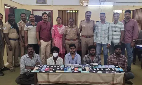 தமிழகம் முழுவதும் பஸ் பயணிகளிடம் செல்போன்களை திருடிய ஆந்திரா கும்பல் கைது