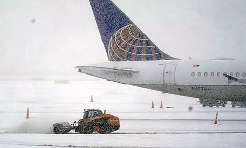 பனிப்பொழிவு காரணமாக அமெரிக்காவில் விமான சேவை கடும் பாதிப்பு