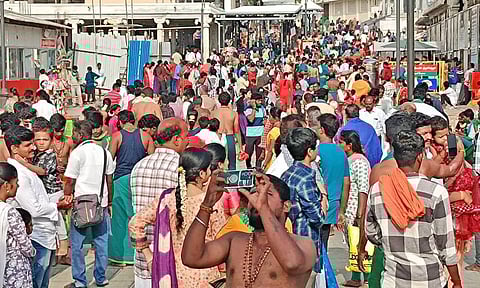 திருச்செந்தூர் கோவிலில் அலைமோதும் பக்தர்கள் கூட்டம்- 5 மணிநேரம் காத்திருந்து சுவாமி தரிசனம்