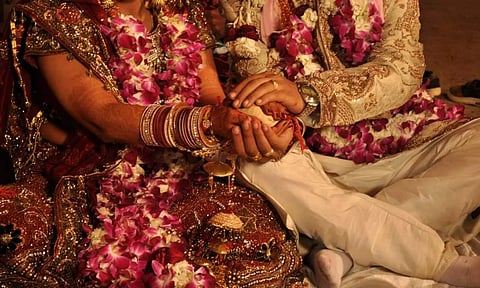 ஆந்திராவில் 19 வயதில் 9 பேரை திருமணம் செய்து ஏமாற்றிய கில்லாடி இளம்பெண்