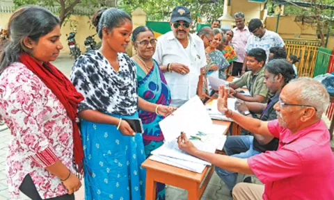 வாக்காளர் பட்டியலில் பெயர் சேர்க்க... தமிழ்நாடு முழுவதும் 2-வது நாளாக இன்று சிறப்பு முகாம்