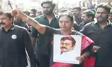 விஜயகாந்த் நினைவு தினம் - பிரேமலதா தலைமையில் தே.மு.தி.க.வினர் அமைதி பேரணி