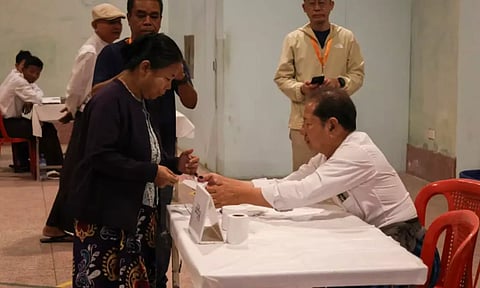 உள்நாட்டு போருக்கு மத்தியில் மியான்மரில் தேர்தலை நடத்தும் ராணுவம்!