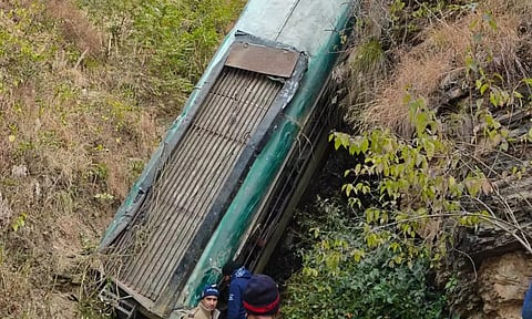 அல்மோராவில் பள்ளத்தாக்கில் பேருந்து கவிழ்ந்து 7 பேர் உயிரிழப்பு... 11 பேர் காயம்!