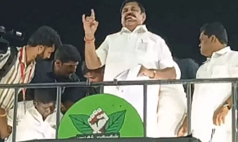 சட்டென மயங்கி விழுந்த அதிமுக மாவட்டச் செயலாளர்.. சட்டை செய்யாமல் பேச்சை தொடர்ந்த இ.பி.எஸ்