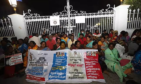 கைதுக்கு பின் விடுவிக்கப்படாத தூய்மை பணியாளர்கள்... விடிய விடிய மண்டபங்களிலும் தொடர்ந்த போராட்டம்