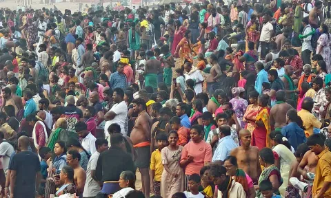 திருச்செந்தூர் சுப்பிரமணிய சுவாமி கோவிலில் பல்லாயிரக்கணக்கான பக்தர்கள் சாமி தரிசனம்