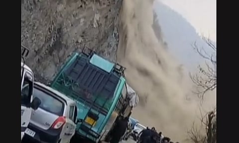 ஜம்மு காஷ்மீர் நெடுஞ்சாலையில் திடீர் நிலச்சரிவு: வரிசை கட்டி நின்ற வாகனங்கள்