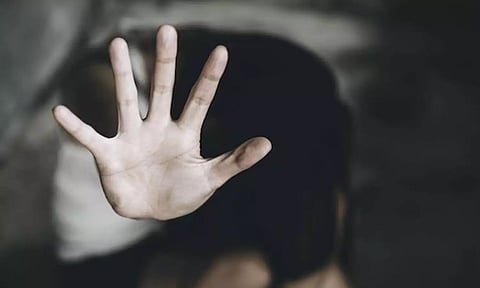 13 வயது சிறுமியை கூட்டுப் பாலியல் வன்கொடுமை செய்த  3 சிறுவர்கள்.. வீடியோ எடுத்து மிரட்டல்