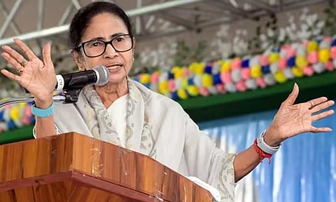 எஸ்.ஐ.ஆர். பணிகளை உடனே நிறுத்தவேண்டும்: தலைமை தேர்தல் ஆணையருக்கு மம்தா பானர்ஜி கடிதம்