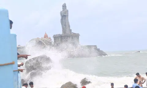 கன்னியாகுமரியில் சூறாவளி காற்றுடன் பயங்கர கடல் சீற்றம் - படகு போக்குவரத்து ரத்து