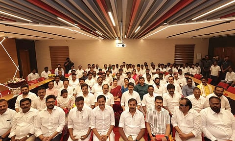 விஜய் முன்னிலையில் த.வெ.க.வில் இணைந்த முக்கிய பிரமுகர்கள்